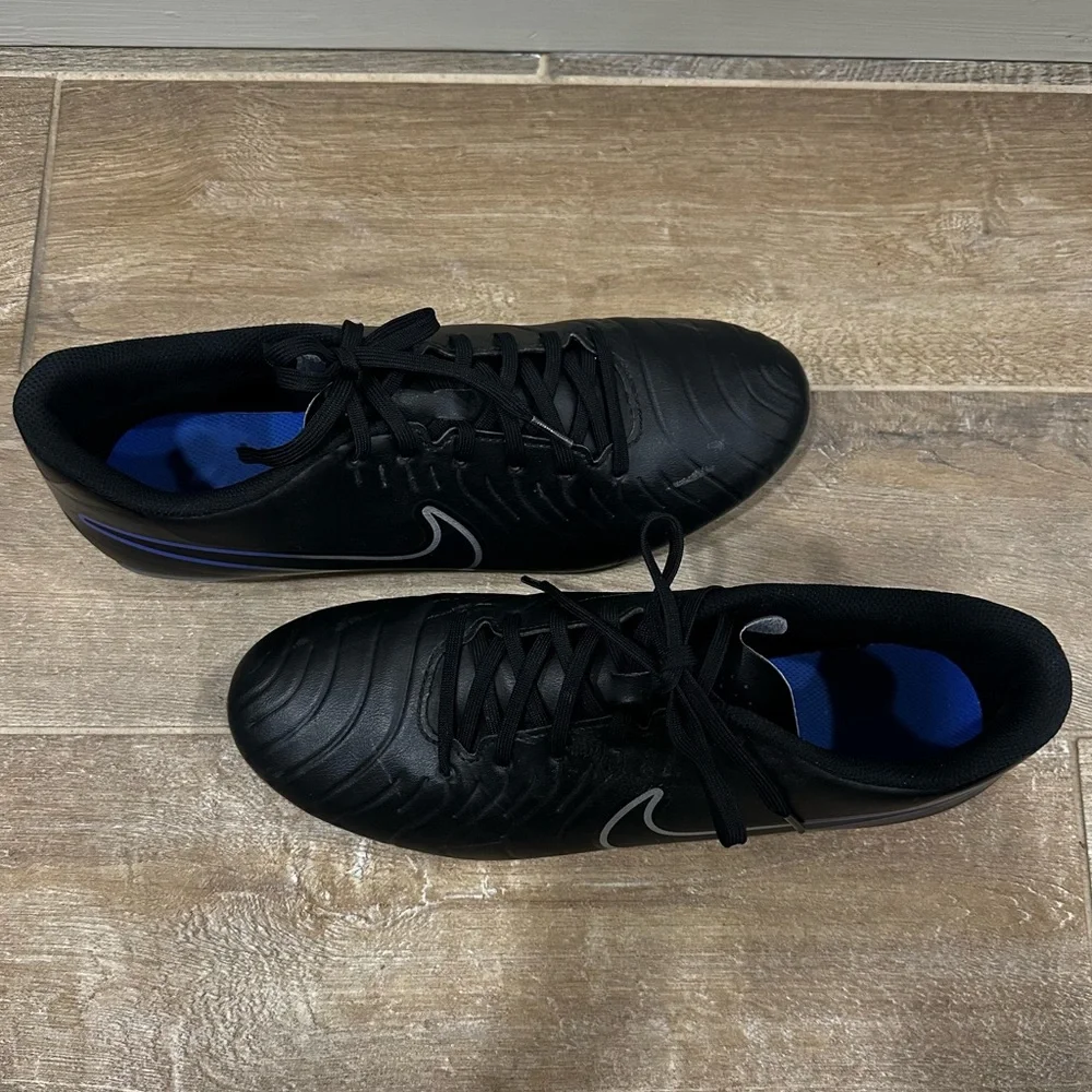 Nike Men's Black Soccer Cleats - Picture 2 of 12